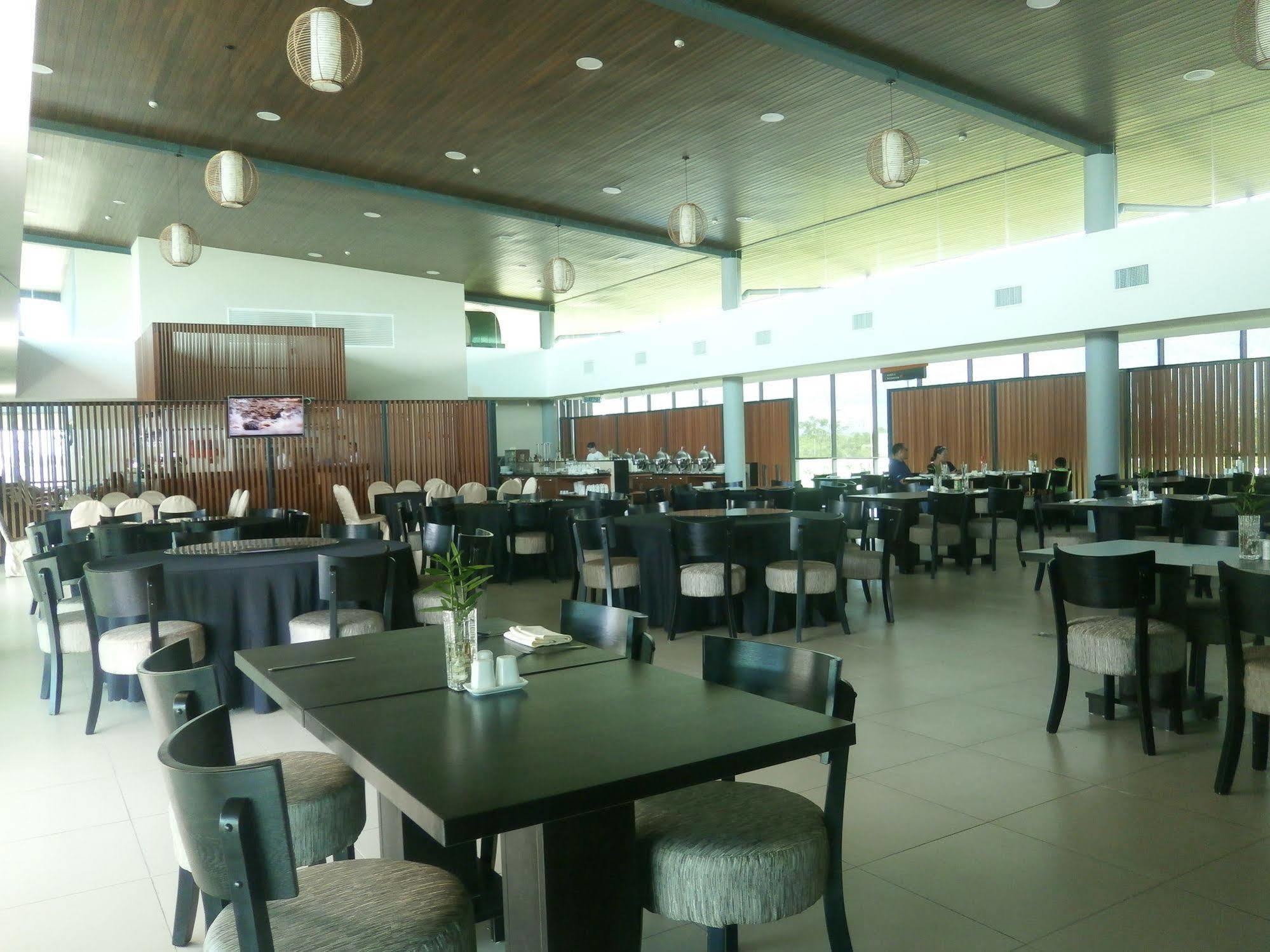 Samalaju Resort Hotel Бинтулу Экстерьер фото